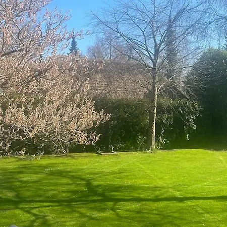 Huge In Hellerup With A Large Garden - Very Close To Villa