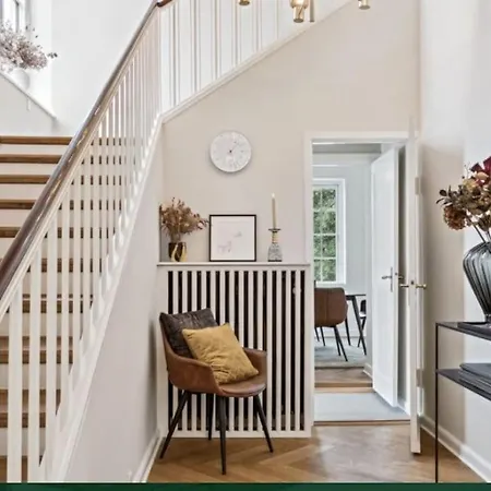 Huge In Hellerup With A Large Garden - Very Close To Copenhague