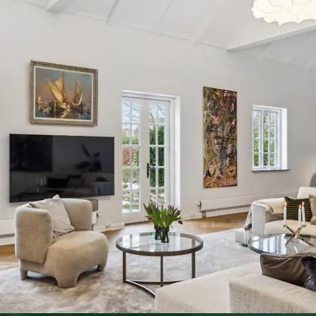 Villa Huge In Hellerup With A Large Garden - Very Close To