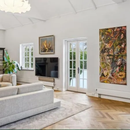 Huge In Hellerup With A Large Garden - Very Close To Villa