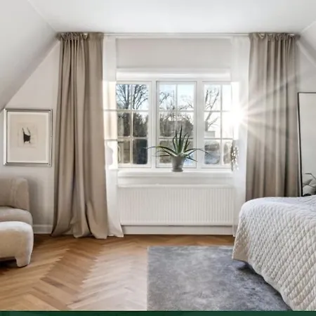 Huge In Hellerup With A Large Garden - Very Close To Villa