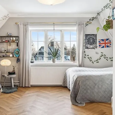 Huge In Hellerup With A Large Garden - Very Close To *
