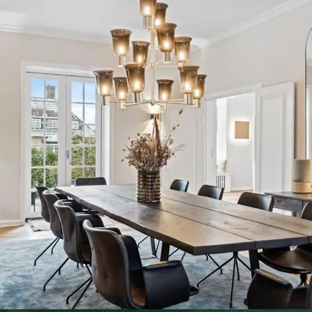 Huge In Hellerup With A Large Garden - Very Close To Villa *