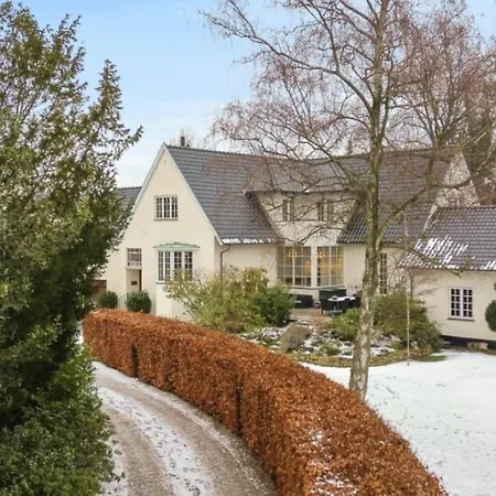 Huge In Hellerup With A Large Garden - Very Close To Villa *